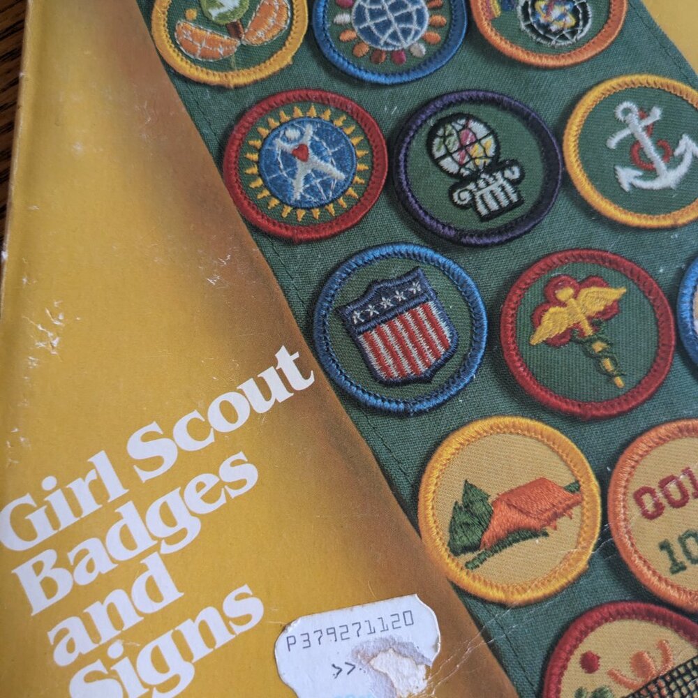 Girl Scout Badges And Signs Book 1980 Vintage Girl Scouts - Picture 2 of 5